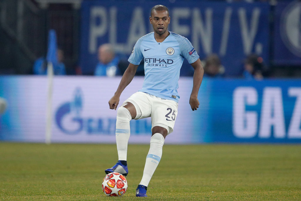 Fernandinho signs a one-year contract extension with Manchester City