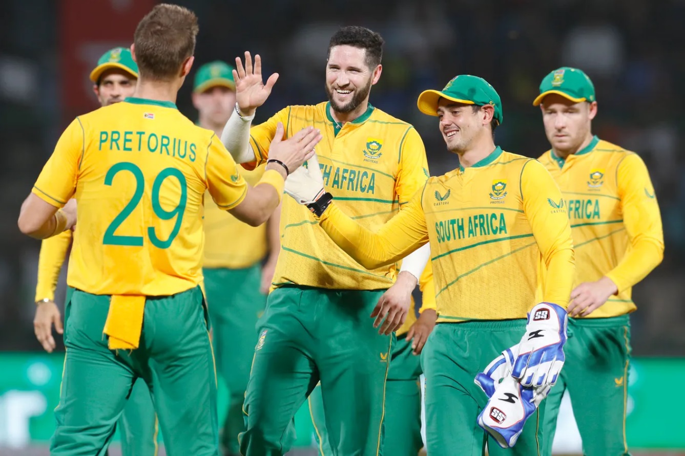 Quinton de Kock fluffs easy stumping to halt India’s carnage.
