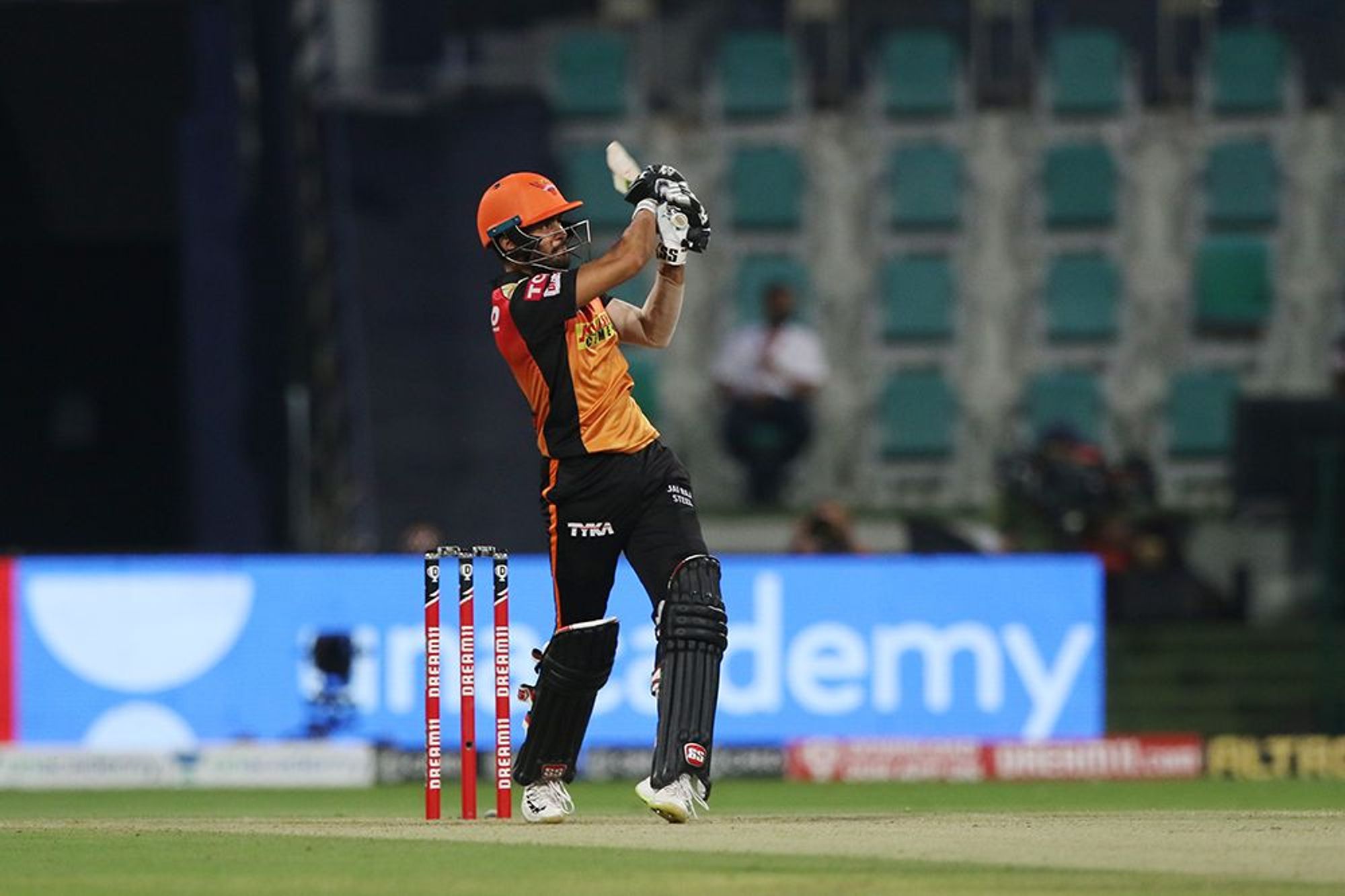 Twitter reacts to Manish Pandey’s ‘smashing’ six reply to Virat ‘chirpy’ Kohli
